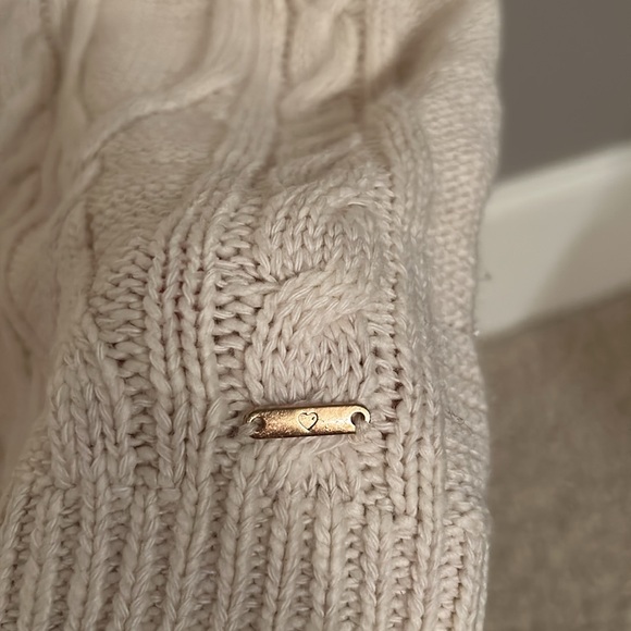 Exposed shoulder knit sweater. - Picture 3 of 5